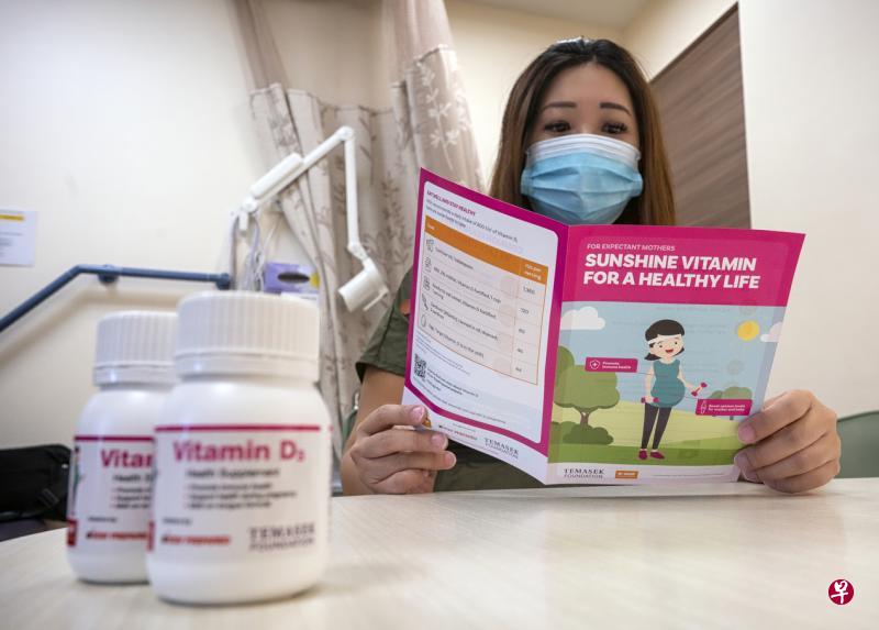 淡马锡基金会将为低收入者、年长者和孕妇提供超过10万瓶维生素D3。5000名孕妇可通过竹脚妇幼医院领取,其中包括怀有六个月身孕的邱艾薇(35岁)。(淡马锡基金会提供) 淡马锡基金会将为低收入者、年长者和孕妇提供超过10万瓶维生素D3。5000名孕妇可通过竹脚妇幼医院领取,其中包括怀有六个月身孕的邱艾薇(35岁)。(淡马锡基金会提供)