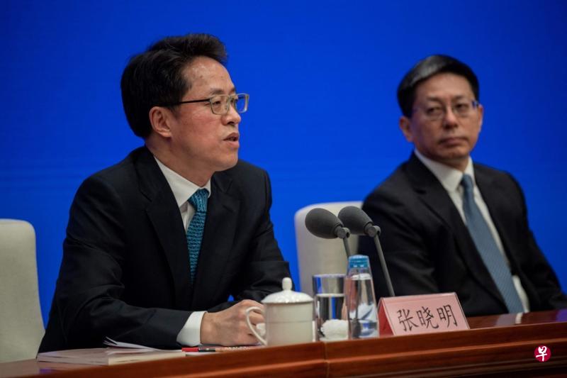 张晓明(左)昨天同中国全国人大常委会法工委副主任张勇,出席国新办新闻发布会。(法新社) 张晓明(左)昨天同中国全国人大常委会法工委副主任张勇,出席国新办新闻发布会。(法新社)