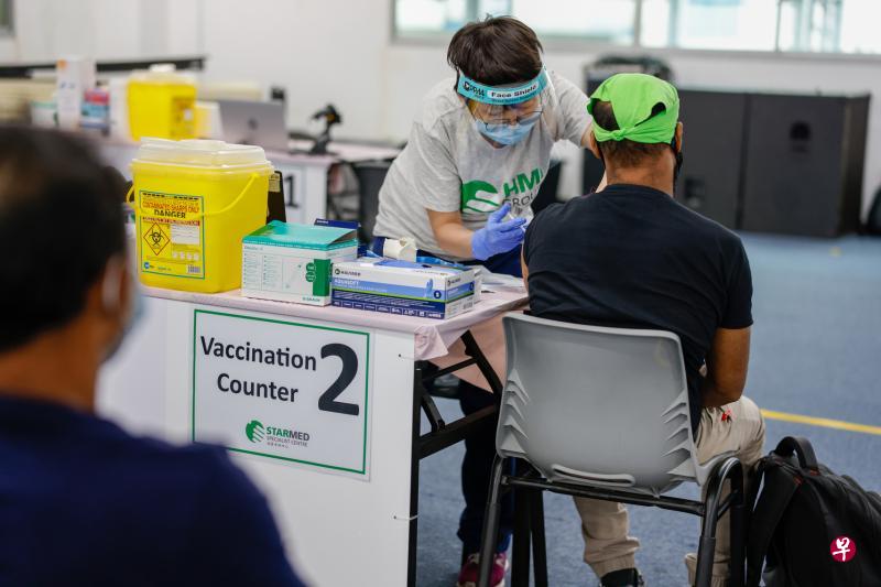 本地五所最大规模的客工专用宿舍昨天开始为部分客工注射疫苗,接种工作预计在下个月中旬完成。(人力部提供) 本地五所最大规模的客工专用宿舍昨天开始为部分客工注射疫苗,接种工作预计在下个月中旬完成。(人力部提供)