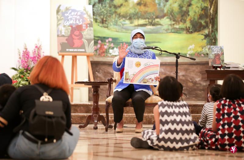 约30名女释囚和孩子们昨天参观总统府，哈莉玛总统在大厅内朗读一则由女释囚亲笔创作的儿童故事给孩子们听。（蔡家增摄）