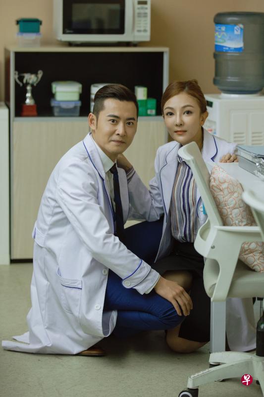 童缤毓(右)在《污脱帮》担任女二,左为魏巍。(童缤毓提供) 童缤毓(右)在《污脱帮》担任女二,左为魏巍。(童缤毓提供)