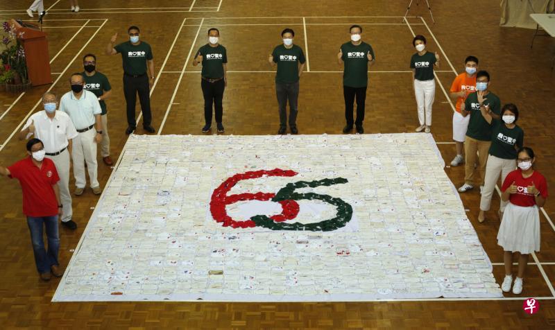 教育部长黄循财(中)昨早参加圣公会中学65周年校庆活动,与校长辜泽鸿(上左二)、师生,以及校友共同拼凑口罩图案,缔造新的新加坡纪录大全纪录。贸工部兼文化、社区及青年部政务部长刘燕玲(上右一)以家长身份出席活动。 (梁麒麟摄) 教育部长黄循财(中)昨早参加圣公会中学65周年校庆活动,与校长辜泽鸿(上左二)、师生,以及校友共同拼凑口罩图案,缔造新的新加坡纪录大全纪录。贸工部兼文化、社区及青年部政务部长刘燕玲(上右一)以家长身份出席活动。 (梁麒麟摄)