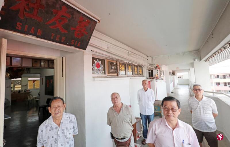 善友社会所位于义顺第102座商业楼4楼。左起:社团坐班林龙基、会员许敬英、会员陈谋兴、社团副财政叶福兴 ,和社团交际苏木兴。(林国明摄) 善友社会所位于义顺第102座商业楼4楼。左起:社团坐班林龙基、会员许敬英、会员陈谋兴、社团副财政叶福兴 ,和社团交际苏木兴。(林国明摄)