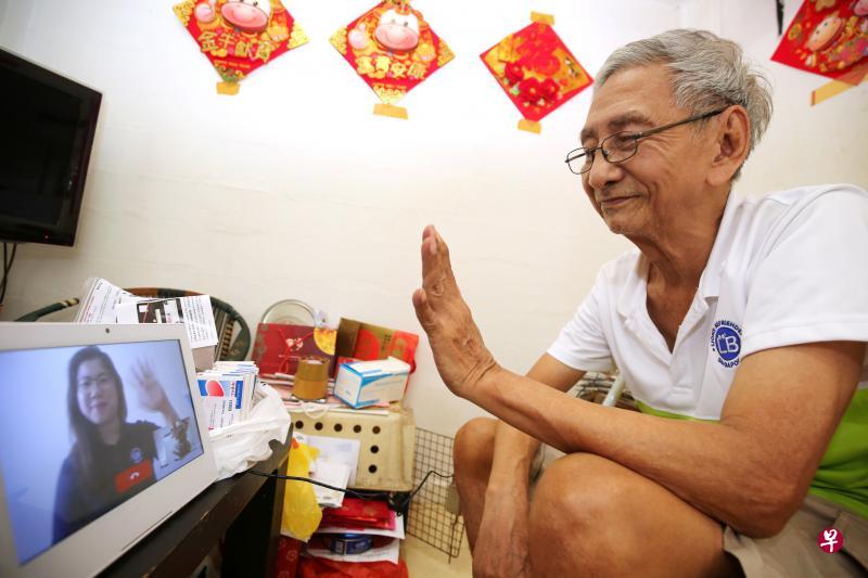 独居明地迷亚路租赁组屋的林福顺自从参与了狮子乐龄之友协会的试验计划，每天在固定时段按一台i-OK@LB平板电脑的屏幕按钮，向监控系统的协会工作人员通报自己的情况良好。他感觉每天有人远程照应着他，也就更加安心。（萧紫薇摄）