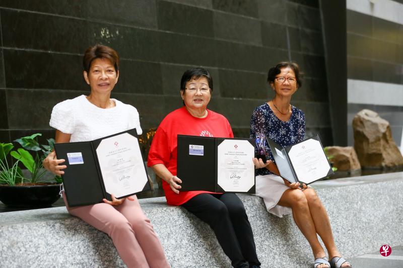 陈美珍(左起)、万秀霞和胡翠霞参与华助会“阿嫲的祝福”计划,两年内缝制600床百衲被,送给有年幼孩子的家庭。(施策文摄) 陈美珍(左起)、万秀霞和胡翠霞参与华助会“阿嫲的祝福”计划,两年内缝制600床百衲被,送给有年幼孩子的家庭。(施策文摄)