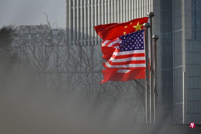 中美国旗共同悬挂在北京一栋办公楼外。(法新社) 中美国旗共同悬挂在北京一栋办公楼外。(法新社)