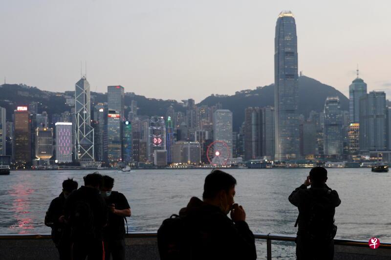 晚霞下的维多利亚港天际线。(路透社) 晚霞下的维多利亚港天际线。(路透社)