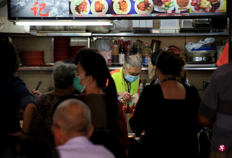 “摊主没有助手,加上年事已高,动作缓慢,顾客只好耐心等候。”(龙国雄摄) “摊主没有助手,加上年事已高,动作缓慢,顾客只好耐心等候。”(龙国雄摄)