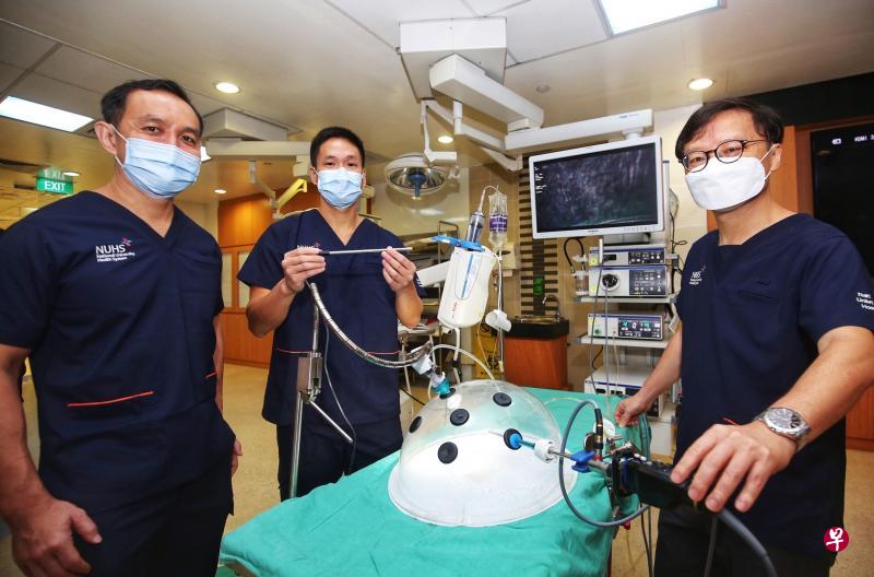 国大癌症中心肿瘤血液科高级顾问医生杨维平(左起)、国立大学医院上肠胃外科顾问医生金国伟,以及国立大学医院上肠胃外科主任兼高级顾问医生苏博欣教授示范新疗法,以透明盆当做胃癌病患的腹腔,把化疗药物直接注入,让药物更针对性地攻击癌细胞以提高疗效。(萧紫薇摄) 国大癌症中心肿瘤血液科高级顾问医生杨维平(左起)、国立大学医院上肠胃外科顾问医生金国伟,以及国立大学医院上肠胃外科主任兼高级顾问医生苏博欣教授示范新疗法,以透明盆当做胃癌病患的腹腔,把化疗药物直接注入,让药物更针对性地攻击癌细胞以提高疗效。(萧紫薇摄)