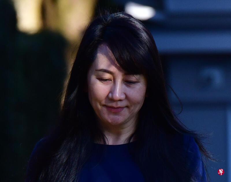 孟晚舟案目前进入最后阶段,其律师团体昨天做最后一次尝试,寻求加拿大法院承认更多证据。图为孟晚舟昨天前往加拿大不列颠哥伦比亚省最高法院途中。(法新社) 孟晚舟案目前进入最后阶段,其律师团体昨天做最后一次尝试,寻求加拿大法院承认更多证据。图为孟晚舟昨天前往加拿大不列颠哥伦比亚省最高法院途中。(法新社)