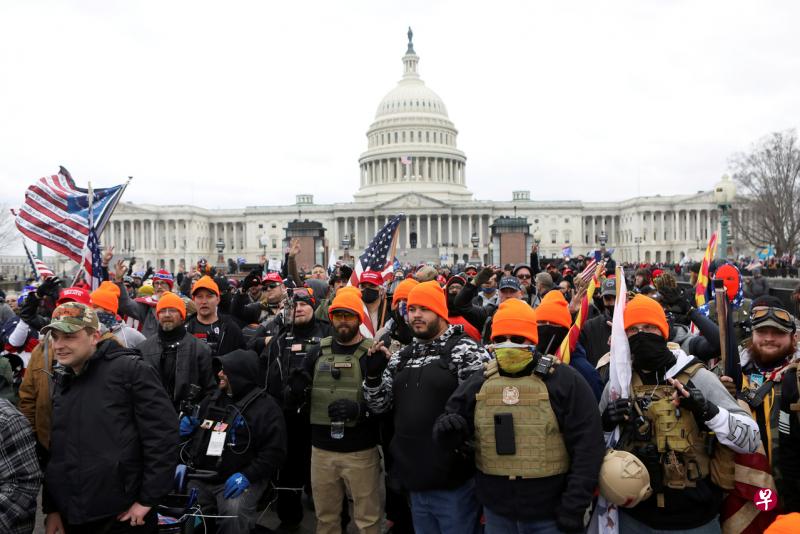 美国前总统特朗普支持者对美国国会大厦发动袭击,其中一些示威者显示了白人至上的标志。(路透社) 美国前总统特朗普支持者对美国国会大厦发动袭击,其中一些示威者显示了白人至上的标志。(路透社)