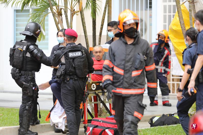 38岁男屋主(红衣者)当场被警员拘捕,用担架带离现场。(林泽锐摄) 38岁男屋主(红衣者)当场被警员拘捕,用担架带离现场。(林泽锐摄)