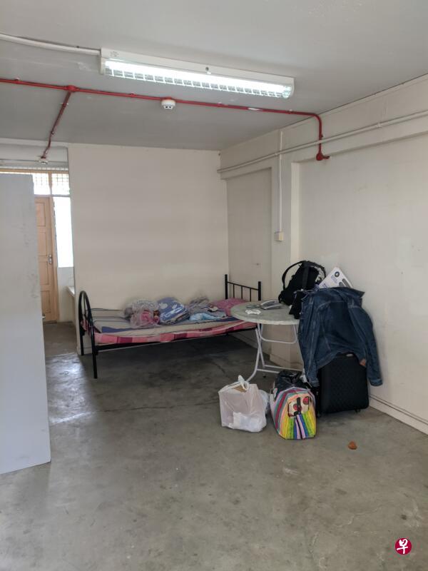 关先生指隔离设施环境恶劣。(受访者提供) 关先生指隔离设施环境恶劣。(受访者提供)