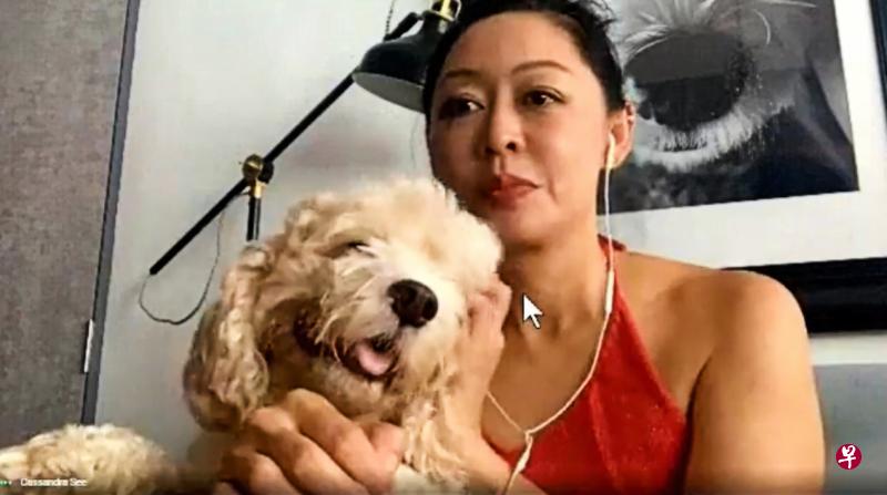 薛素珊抱着爱犬入镜,她认为若邻居也养狗,能借共同话题建立友好关系。(面簿视频截图) 薛素珊抱着爱犬入镜,她认为若邻居也养狗,能借共同话题建立友好关系。(面簿视频截图)