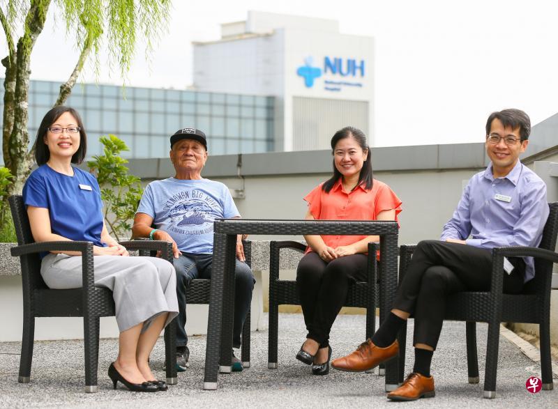国大癌症中心肿瘤血液科高级顾问医生徐清燕医生(左起)、结肠直肠癌患者吴来福与女儿吴亚碹,以及国大医院结肠直肠外科主任兼高级顾问陈科刚副教授,昨早一同出席研究发布会。(施策文摄) 国大癌症中心肿瘤血液科高级顾问医生徐清燕医生(左起)、结肠直肠癌患者吴来福与女儿吴亚碹,以及国大医院结肠直肠外科主任兼高级顾问陈科刚副教授,昨早一同出席研究发布会。(施策文摄)