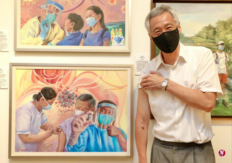 李显龙总理昨天到爱雍·乌节参观名为“时代英雄”(Heroes Of Our Time)的展览,其中一幅作品描绘他接种疫苗。李总理站在作品旁拍照留念时也挽起了袖子,模仿当时的画面。(取自李总理面簿) 李显龙总理昨天到爱雍·乌节参观名为“时代英雄”(Heroes Of Our Time)的展览,其中一幅作品描绘他接种疫苗。李总理站在作品旁拍照留念时也挽起了袖子,模仿当时的画面。(取自李总理面簿)