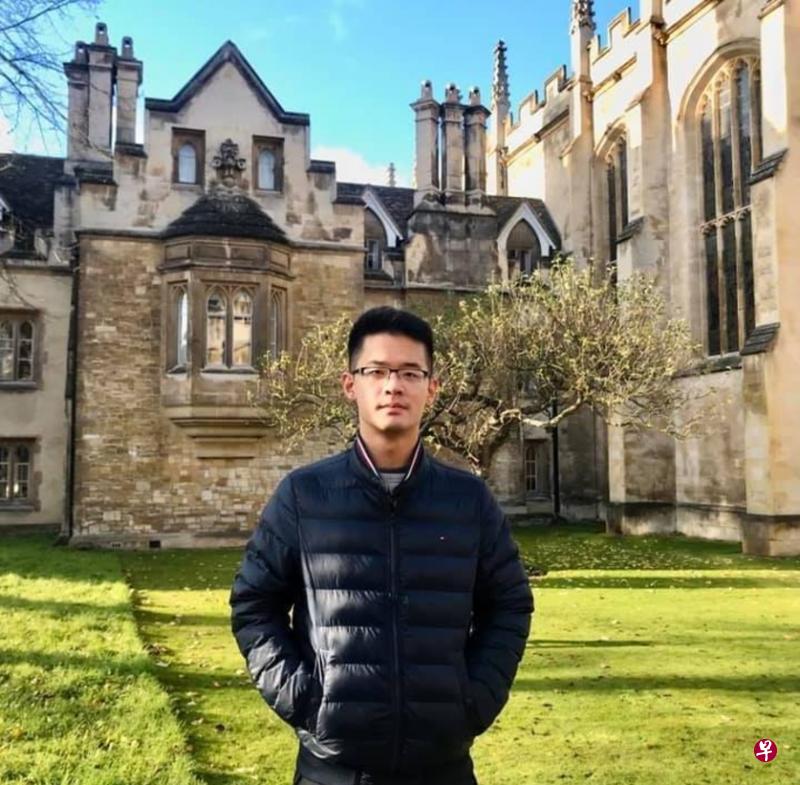 今年29岁的李敖之子李戡曾因放弃台湾大学到北京大学就读,出版《李戡戡乱记》批评台湾教育而引发争议。(李戡面簿) 今年29岁的李敖之子李戡曾因放弃台湾大学到北京大学就读,出版《李戡戡乱记》批评台湾教育而引发争议。(李戡面簿)