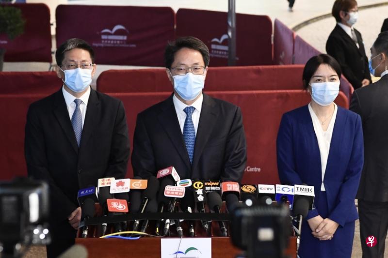 中国国务院港澳办副主任张晓明(中)昨天在香港会展中心会见记者。(中新社) 中国国务院港澳办副主任张晓明(中)昨天在香港会展中心会见记者。(中新社)