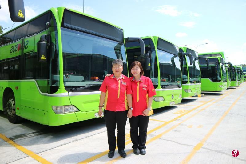 邹佩君(右)小时候坐妈妈驾驶的巴士,长大后与妈妈成为同事。(受访者提供) 邹佩君(右)小时候坐妈妈驾驶的巴士,长大后与妈妈成为同事。(受访者提供)