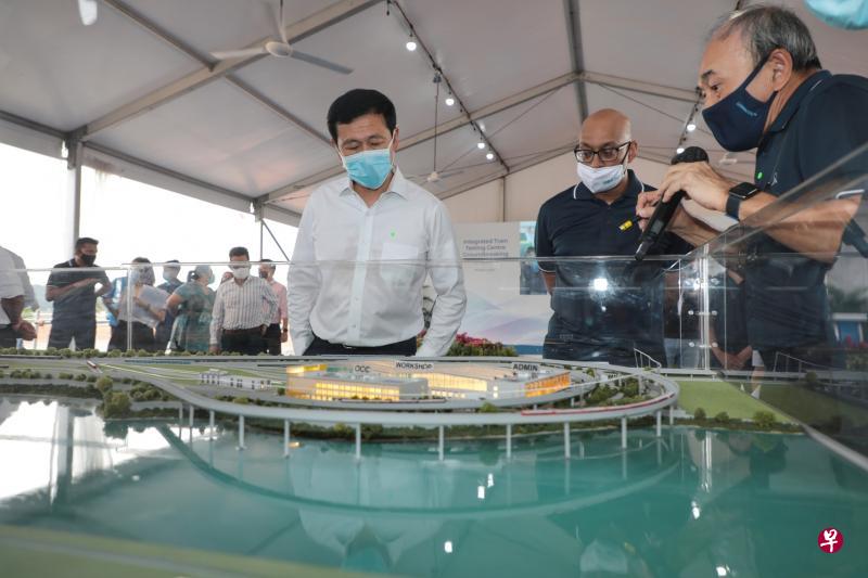 交通部长王乙康(左)昨天在地铁综合测试中心的动土仪式上,聆听工作人员讲解可用来测试列车与相关系统的设施。(林国明摄) 交通部长王乙康(左)昨天在地铁综合测试中心的动土仪式上,聆听工作人员讲解可用来测试列车与相关系统的设施。(林国明摄)