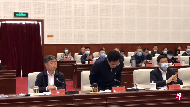 呼和浩特市长贺海东(中)招商引资项目承诺兑现大会上起身向企业家鞠躬道歉。(互联网) 呼和浩特市长贺海东(中)招商引资项目承诺兑现大会上起身向企业家鞠躬道歉。(互联网)