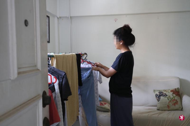 室友表示都会将衣物晒在单位里面。(陈来福摄) 室友表示都会将衣物晒在单位里面。(陈来福摄)