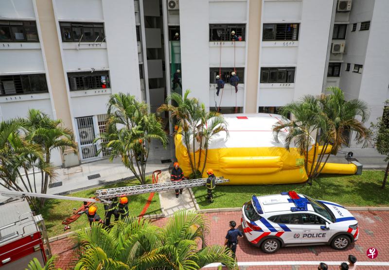 警方与民防部队于3月17日早上前往金文泰4道第309座组屋的一间单位。一名洋汉将自己锁在屋内拒绝开门。警方在大约中午时分破门而入,并逮捕该男子。(档案照) 警方与民防部队于3月17日早上前往金文泰4道第309座组屋的一间单位。一名洋汉将自己锁在屋内拒绝开门。警方在大约中午时分破门而入,并逮捕该男子。(档案照)