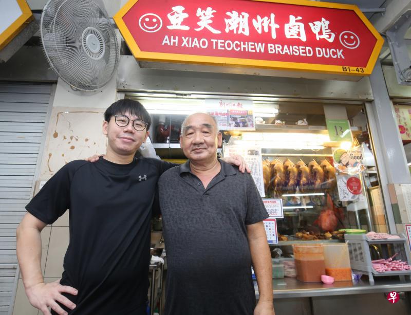 亚笑潮州卤鸭摊主白添丁与次子白瑞海。 亚笑潮州卤鸭摊主白添丁与次子白瑞海。