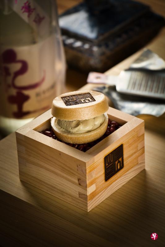 ←鹅肝橘子酱最中饼甜、咸、鲜融为一体。(餐馆提供) ←鹅肝橘子酱最中饼甜、咸、鲜融为一体。(餐馆提供)