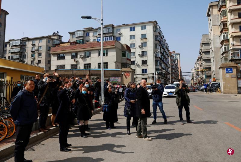 加拿大人斯帕弗案昨天在丹东中级法院开审,在法院外等候的外交人员在警车离开法院时,向警车挥手,希望可能坐在警车内的斯帕弗能看到。(路透社) 加拿大人斯帕弗案昨天在丹东中级法院开审,在法院外等候的外交人员在警车离开法院时,向警车挥手,希望可能坐在警车内的斯帕弗能看到。(路透社)