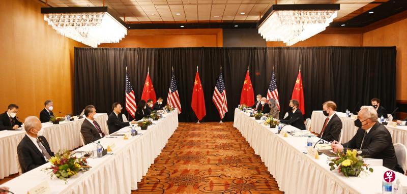 中美高级别对话当地时间3月18日在美国阿拉斯加州安克雷奇举行，美国国务卿布林肯（右三）和国家安全顾问沙利文（右二），以及中共政治局委员兼中央外事工作委员会办公室主任杨洁篪（左前排左三）和中国国务委员兼外长王毅（左前排左二）在首轮会谈中针锋相对，现场充满火药味。（中新社）