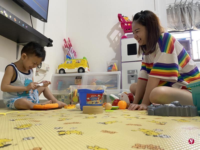 陈俊凯四年前出世时患有胆道闭锁,母亲蔡玉湘于是决定捐肝救子。去年8月进行微创肝切除手术后,蔡玉湘在两周内康复,可以回去医院照顾儿子。目前母子俩都已康复,陈俊凯也茁壮成长。(国大医院提供) 陈俊凯四年前出世时患有胆道闭锁,母亲蔡玉湘于是决定捐肝救子。去年8月进行微创肝切除手术后,蔡玉湘在两周内康复,可以回去医院照顾儿子。目前母子俩都已康复,陈俊凯也茁壮成长。(国大医院提供)