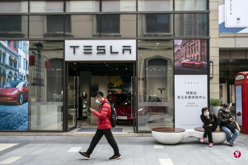 消息人士透露,中国军方已禁止特斯拉汽车进入军事设施区域,称车上安装的摄像头存在安全疑虑。图为特斯拉公司在上海长泰广场的展厅。(彭博社) 消息人士透露,中国军方已禁止特斯拉汽车进入军事设施区域,称车上安装的摄像头存在安全疑虑。图为特斯拉公司在上海长泰广场的展厅。(彭博社)
