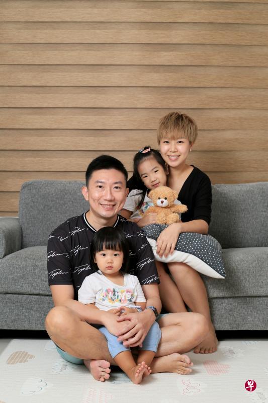 陈志圣和太太李瑞芳认为孩子出生后由家长照顾比较理想,商量后决定由陈志圣肩负主要照护责任。(龙国雄摄) 陈志圣和太太李瑞芳认为孩子出生后由家长照顾比较理想,商量后决定由陈志圣肩负主要照护责任。(龙国雄摄)