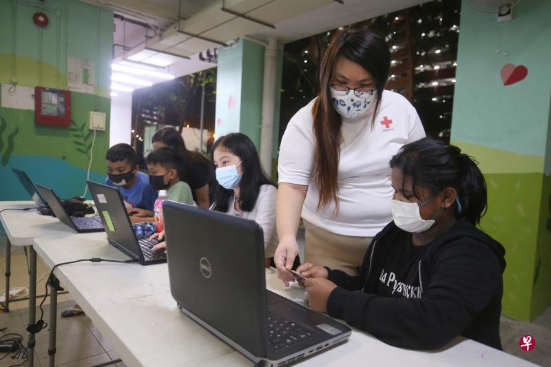 陈慧洳(右二)每周都会到“年轻之心”教课,为来自低收入家庭的孩子们补习科学和英文。学生莎莎(右一)在她的指导下成绩突飞猛进,也顺利通过小六会考,升上中一。(邬福梁摄) 陈慧洳(右二)每周都会到“年轻之心”教课,为来自低收入家庭的孩子们补习科学和英文。学生莎莎(右一)在她的指导下成绩突飞猛进,也顺利通过小六会考,升上中一。(邬福梁摄)