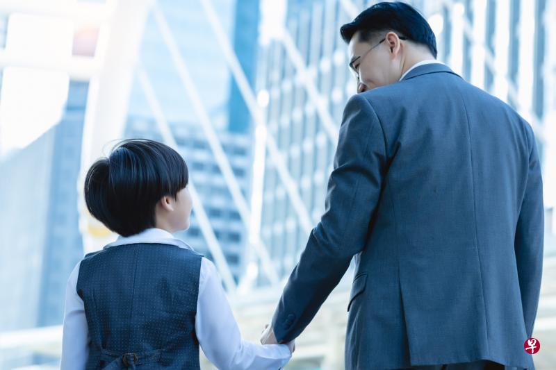 男生身边熟悉的人,包括教师、长辈或邻居等,都可能对他性侵,因此父母应从小灌输男生保护自己身体的意识。(图/iStock) 男生身边熟悉的人,包括教师、长辈或邻居等,都可能对他性侵,因此父母应从小灌输男生保护自己身体的意识。(图/iStock)