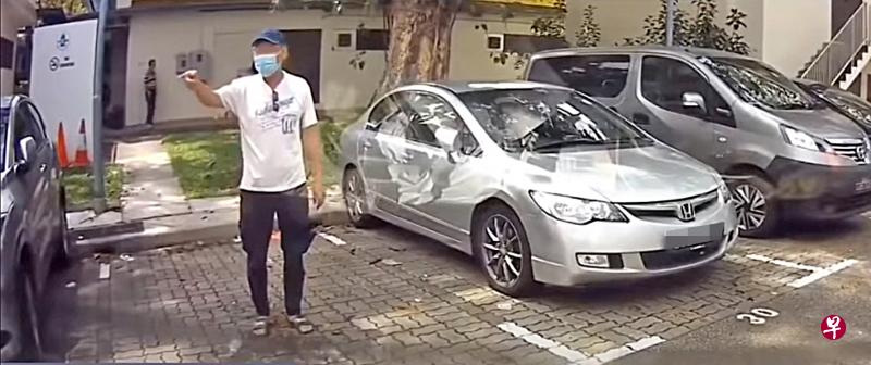 车主准备停车时,阿叔突然出现阻止。(取自Sg Road Vigilante) 车主准备停车时,阿叔突然出现阻止。(取自Sg Road Vigilante)