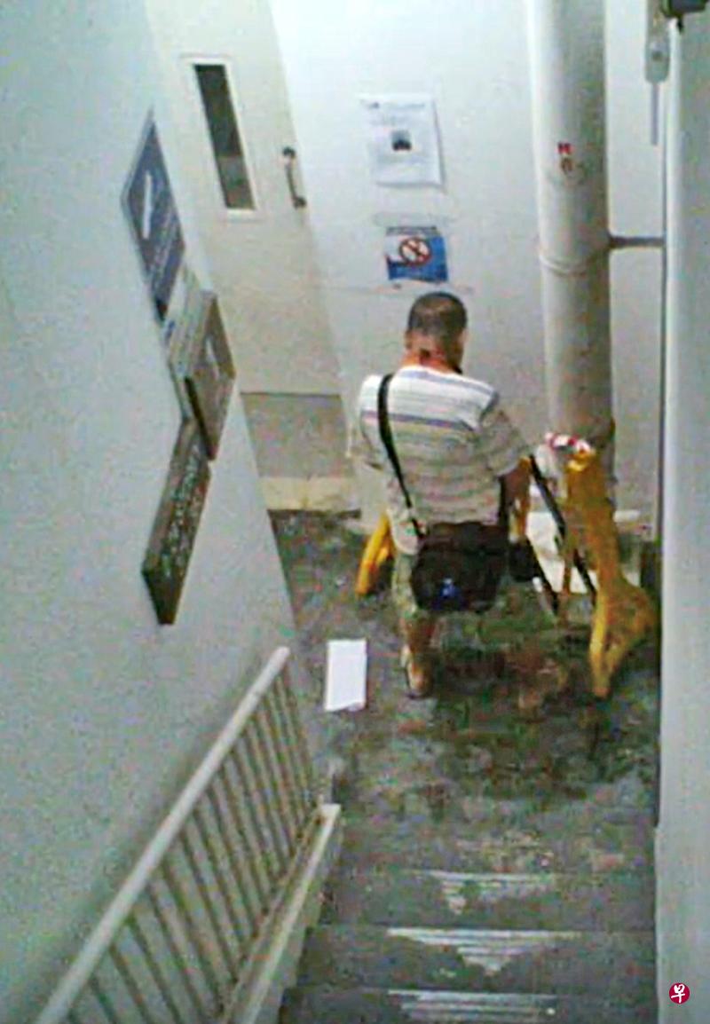 电眼拍下一名阿叔看似在楼梯处小解。(受访者提供) 电眼拍下一名阿叔看似在楼梯处小解。(受访者提供)