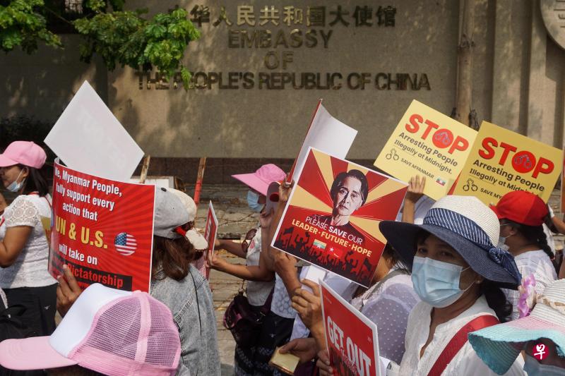 2月18日,中国驻缅甸大使馆外的示威者。(法新社) 2月18日,中国驻缅甸大使馆外的示威者。(法新社)