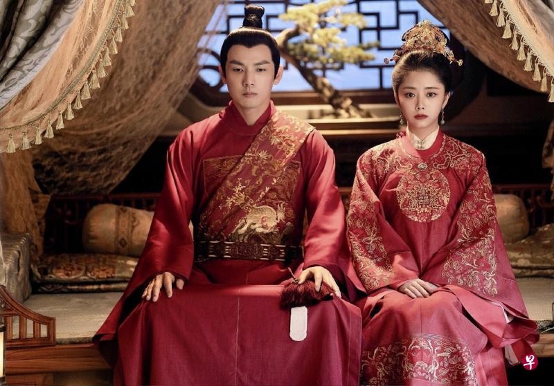 钟汉良(左)剧中依照离世元配嘱咐娶谭松韵(右),以保护幼子。 钟汉良(左)剧中依照离世元配嘱咐娶谭松韵(右),以保护幼子。