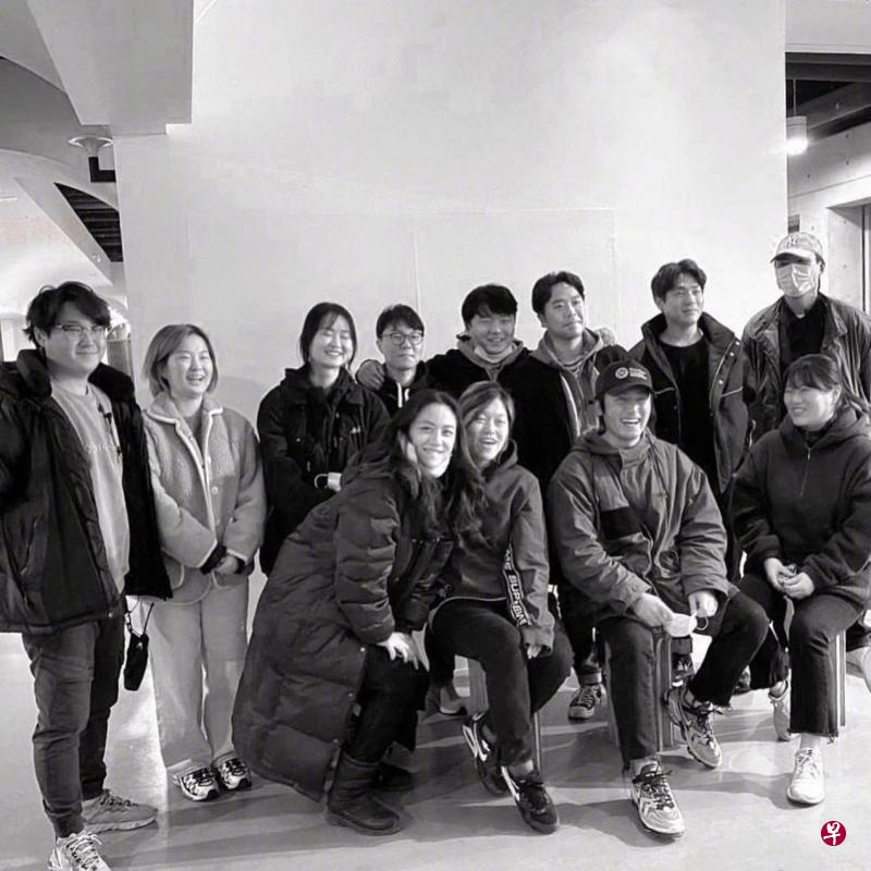 ←《分手的决心》杀青,汤唯(前排左一)和剧组工作人员开心合影。(互联网)↓汤唯(右起)与詹姆斯柯登、渡边直美一起拍美妆保养网络微影集。(互联网) ←《分手的决心》杀青,汤唯(前排左一)和剧组工作人员开心合影。(互联网)↓汤唯(右起)与詹姆斯柯登、渡边直美一起拍美妆保养网络微影集。(互联网)