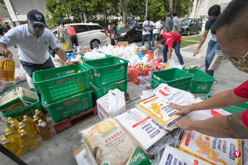 回教传教协会食物银行经理谢里夫(Shariff Yatim)(左)和回教传教协会中途之家主席达鲁尔(Darul Islah)(右)帮助接收和整理由捐赠人送到食物银行门口的食物。(陈来福摄) 回教传教协会食物银行经理谢里夫(Shariff Yatim)(左)和回教传教协会中途之家主席达鲁尔(Darul Islah)(右)帮助接收和整理由捐赠人送到食物银行门口的食物。(陈来福摄)