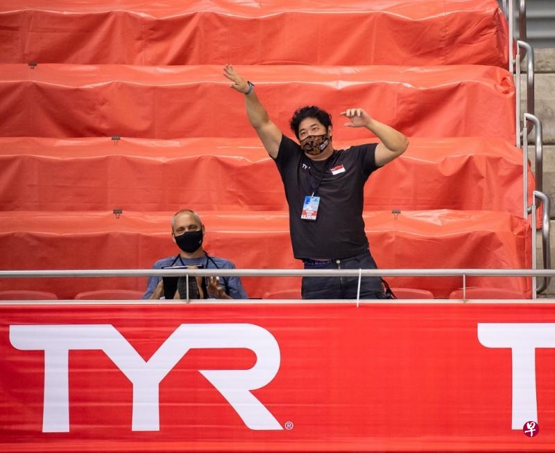 新加坡国家游泳队总教练威德马(左)和训练中心总教练陈利裕昨天在场边观战。(新加坡游泳总会提供) 新加坡国家游泳队总教练威德马(左)和训练中心总教练陈利裕昨天在场边观战。(新加坡游泳总会提供)