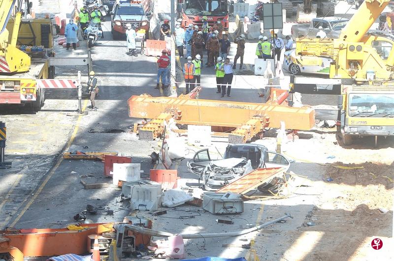 吉隆坡兴建中的新街场——淡江高架大道(SUKE)周一上午再次发生致命意外,造成三人死亡及一人重伤。图为从高处掉落的“廿型钢架”以及遭其他掉落建材砸中的车子。(中国报照片) 吉隆坡兴建中的新街场——淡江高架大道(SUKE)周一上午再次发生致命意外,造成三人死亡及一人重伤。图为从高处掉落的“廿型钢架”以及遭其他掉落建材砸中的车子。(中国报照片)