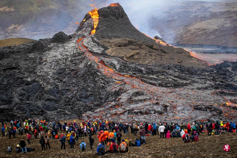 位于冰岛西南部雷克雅内斯半岛(Reykjanes Peninsula)的一座火山上周五(3月19日)喷发。多名徒步者在远处一睹火山流出的红色熔岩。(法新社) 位于冰岛西南部雷克雅内斯半岛(Reykjanes Peninsula)的一座火山上周五(3月19日)喷发。多名徒步者在远处一睹火山流出的红色熔岩。(法新社)
