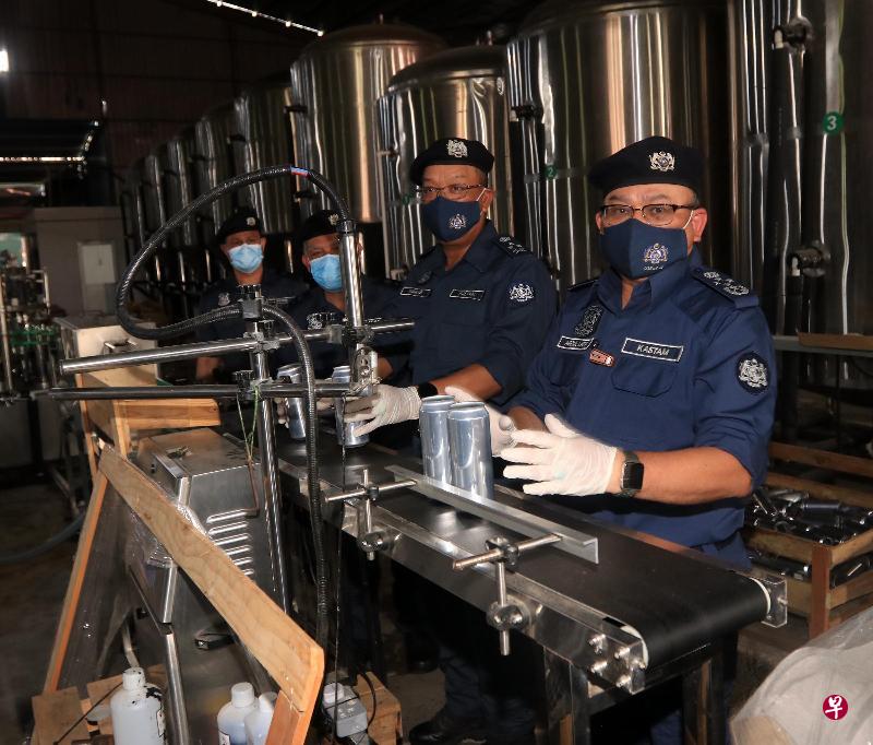 马国关税局总监阿都拉迪夫(右)表示,这家工厂每秒就能生产一罐啤酒。(星洲日报照片) 马国关税局总监阿都拉迪夫(右)表示,这家工厂每秒就能生产一罐啤酒。(星洲日报照片)