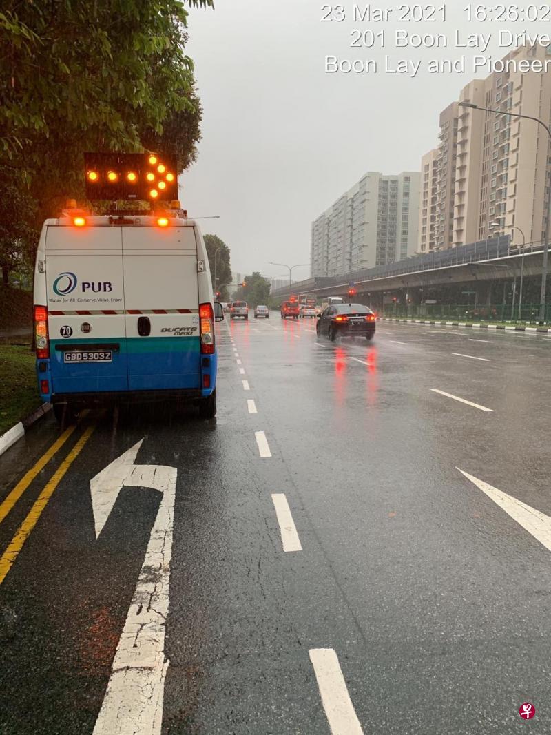 下午大雨倾盆,本地一些地方出现突发性淹水, 文礼附近的事业路一度不能通车。(取自公用事业局面簿) 下午大雨倾盆,本地一些地方出现突发性淹水, 文礼附近的事业路一度不能通车。(取自公用事业局面簿)