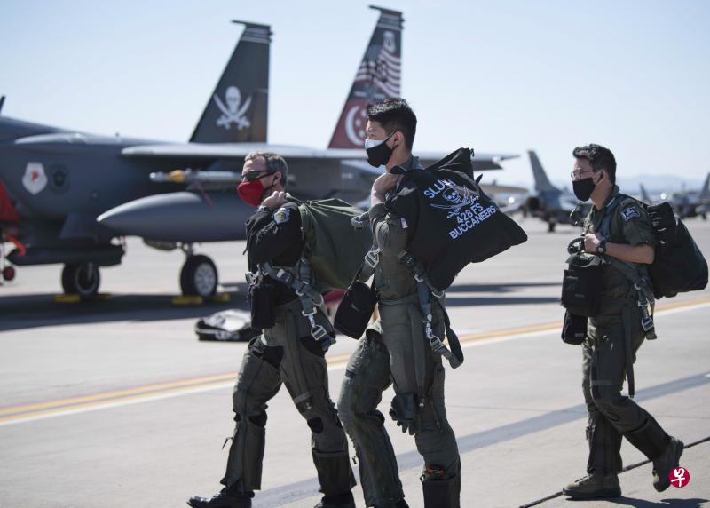 参与演习的我国空军部队“和平卡文”第五分遣队这次必须在遵守冠病防疫措施的情况下,与其他国家派遣的空军部队单位一同完成一个个高度逼真的演习任务,接受评比。(国防部提供) 参与演习的我国空军部队“和平卡文”第五分遣队这次必须在遵守冠病防疫措施的情况下,与其他国家派遣的空军部队单位一同完成一个个高度逼真的演习任务,接受评比。(国防部提供)