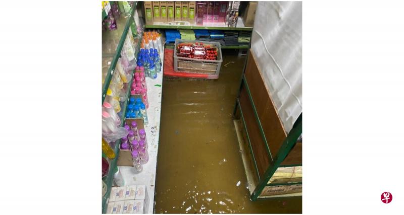 大量雨水涌进丹尼尔的杂货店,导致货物被浸湿,需要丢弃。(受访者提供) 大量雨水涌进丹尼尔的杂货店,导致货物被浸湿,需要丢弃。(受访者提供)
