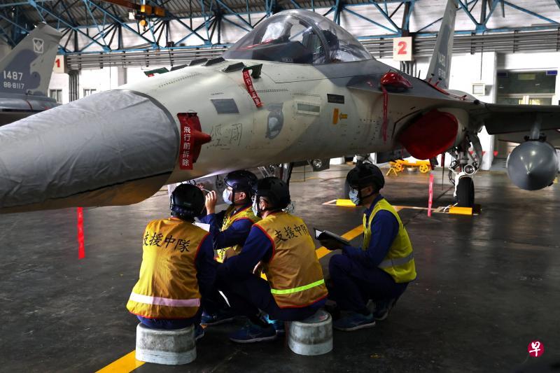 军事专家认为,台湾空军两架F-5E型战斗机前天发生擦撞,纯属训练意外。图为今年1月26日台南空军基地的地勤技术人员正为经国号战机进行维修。(路透社) 军事专家认为,台湾空军两架F-5E型战斗机前天发生擦撞,纯属训练意外。图为今年1月26日台南空军基地的地勤技术人员正为经国号战机进行维修。(路透社)